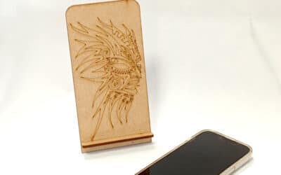 Porte téléphone en bois recyclé – pratique et design